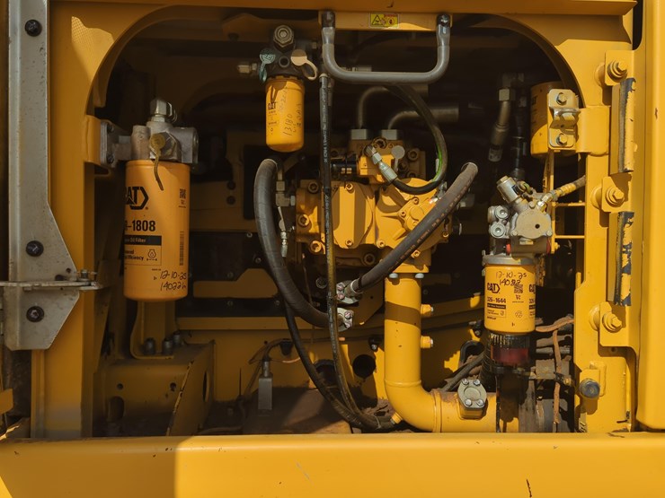 2017-caterpillar-349-image-18