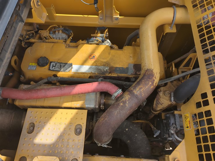 2017-caterpillar-349-image-16