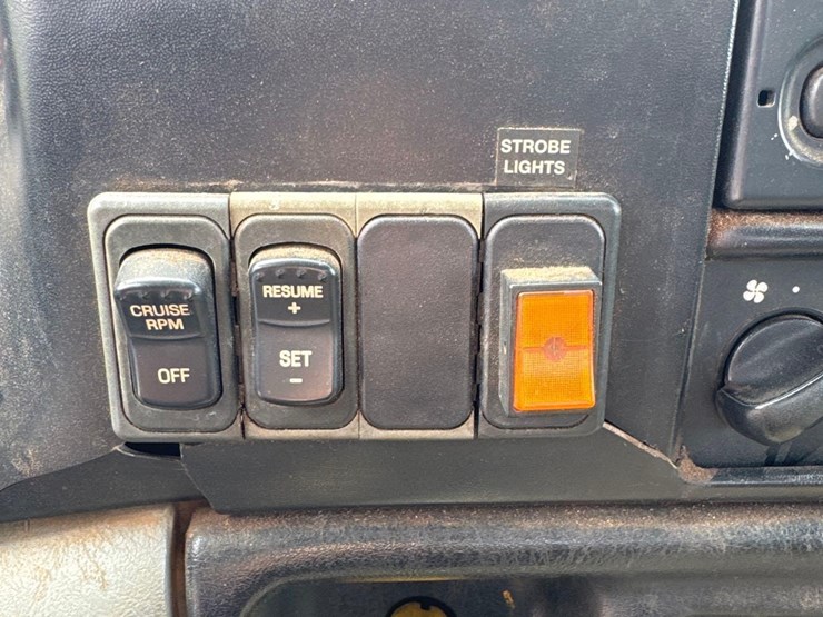 2008-ford-f750-xl-image-21