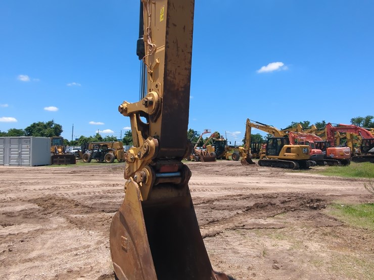 2019-caterpillar-330-image-6