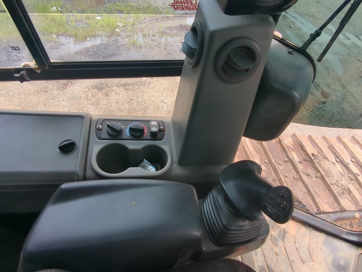 2017-caterpillar-d6t-xw-image-19
