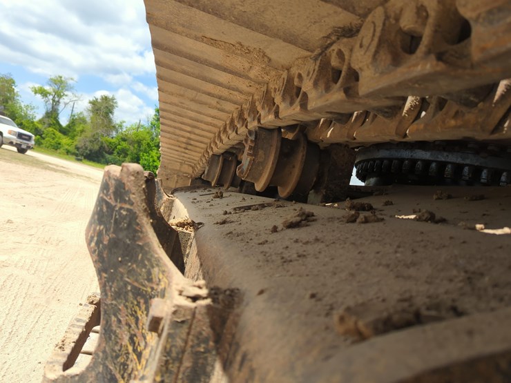 2017-caterpillar-349-image-14