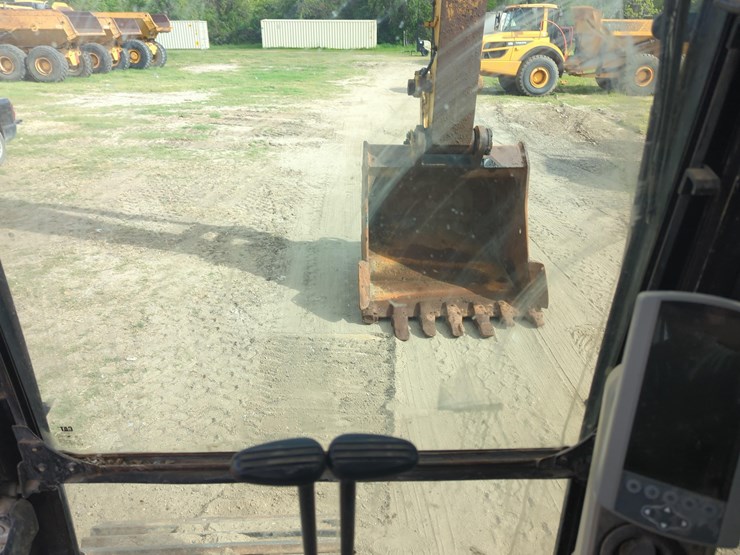 2017-caterpillar-349-image-21