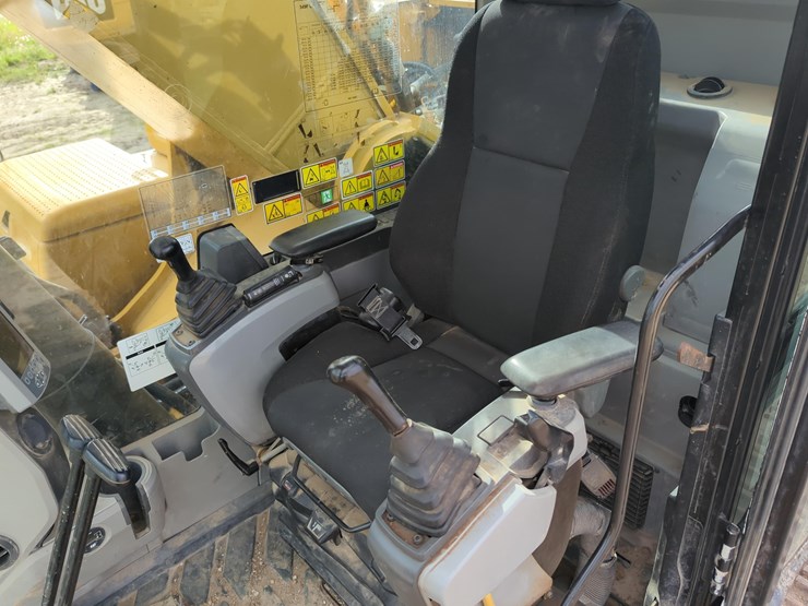 2017-caterpillar-349-image-19