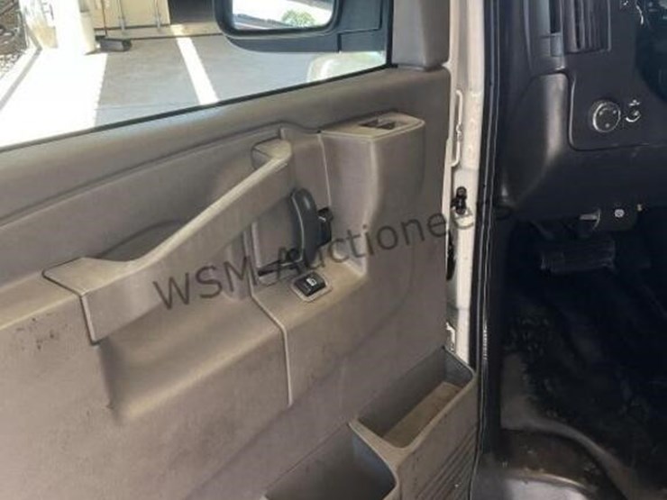 2017-chevrolet-express-2500-image-24