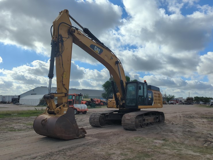 2017-caterpillar-349-image-2