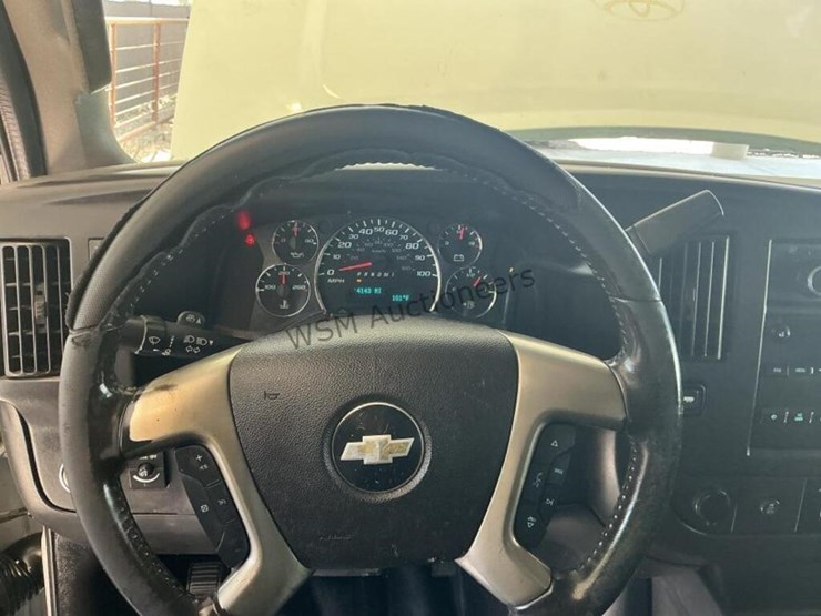 2017-chevrolet-express-2500-image-17
