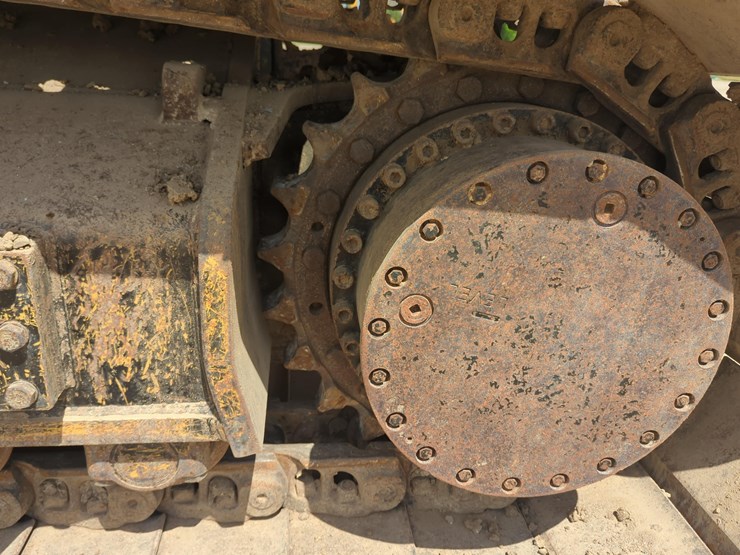 2017-caterpillar-349-image-13
