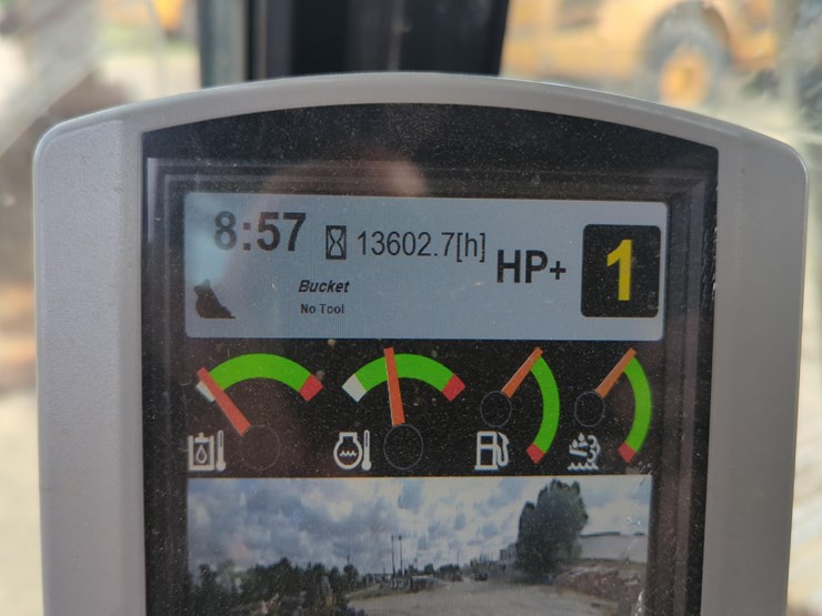 2017-caterpillar-349-image-23