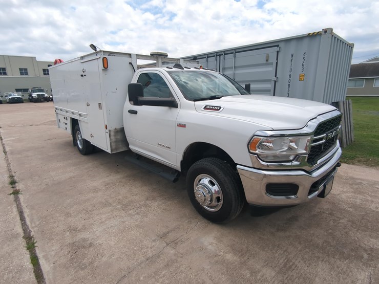 2022-dodge-3500hd-image-2