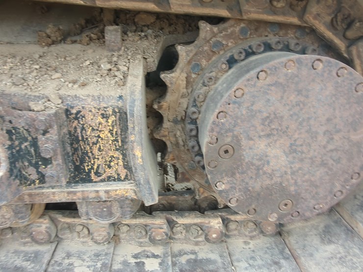 2017-caterpillar-349-image-13