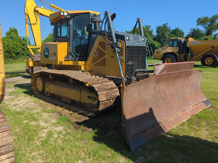 2022-john-deere-850-image-3