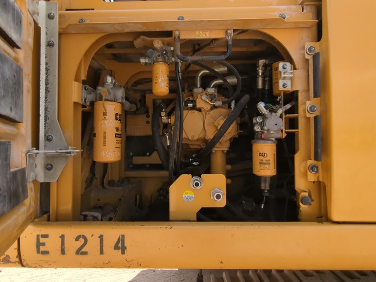 2017-caterpillar-349-image-18
