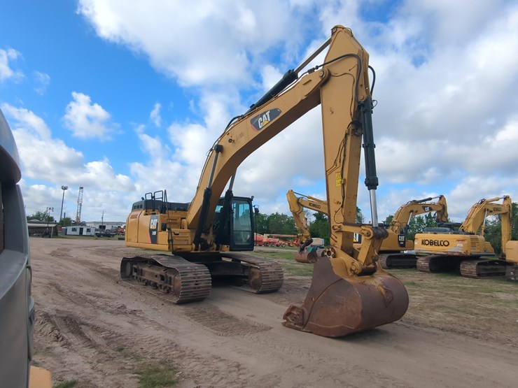 2017-caterpillar-349-image-3