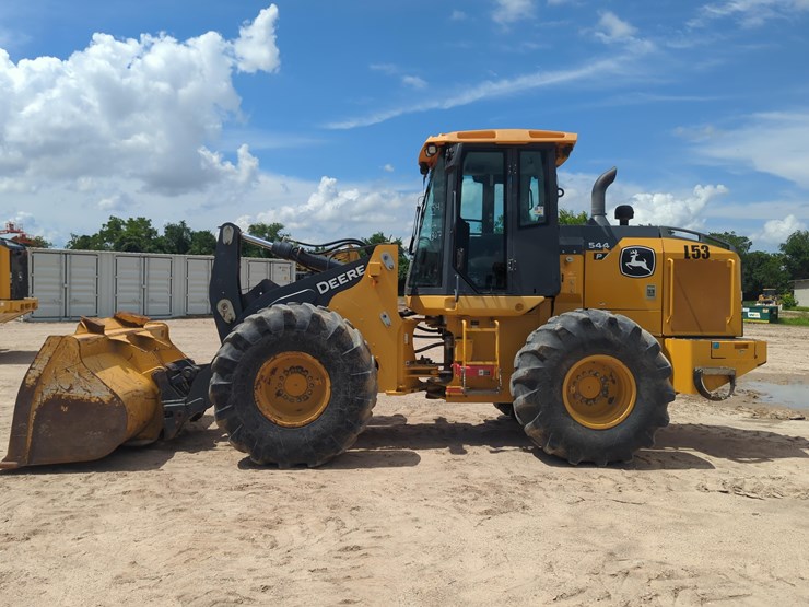 2022-deere-544p-image-1