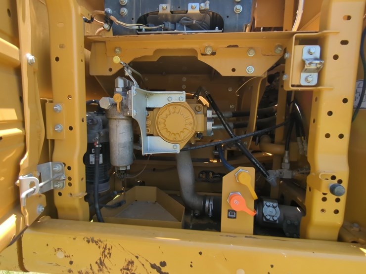 2019-caterpillar-330-image-18
