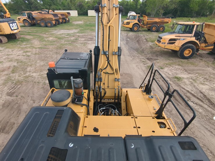 2017-caterpillar-349-image-17