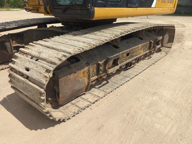 2017-caterpillar-349-image-12