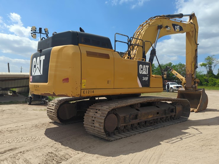 2017-caterpillar-349-image-4