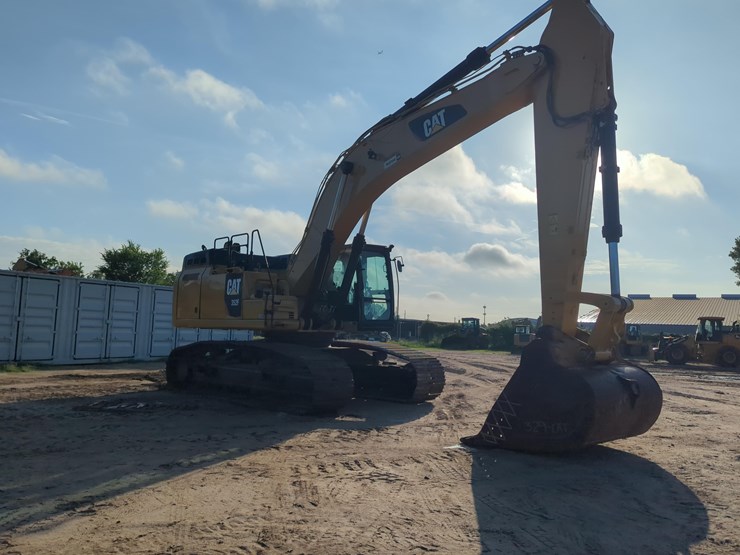 2019-caterpillar-352-f-image-3