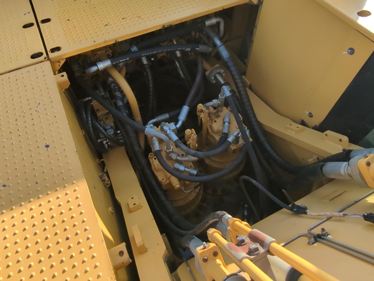 2019-caterpillar-352-f-image-16