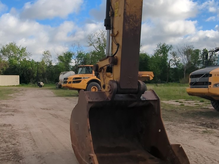 2017-caterpillar-349-image-6