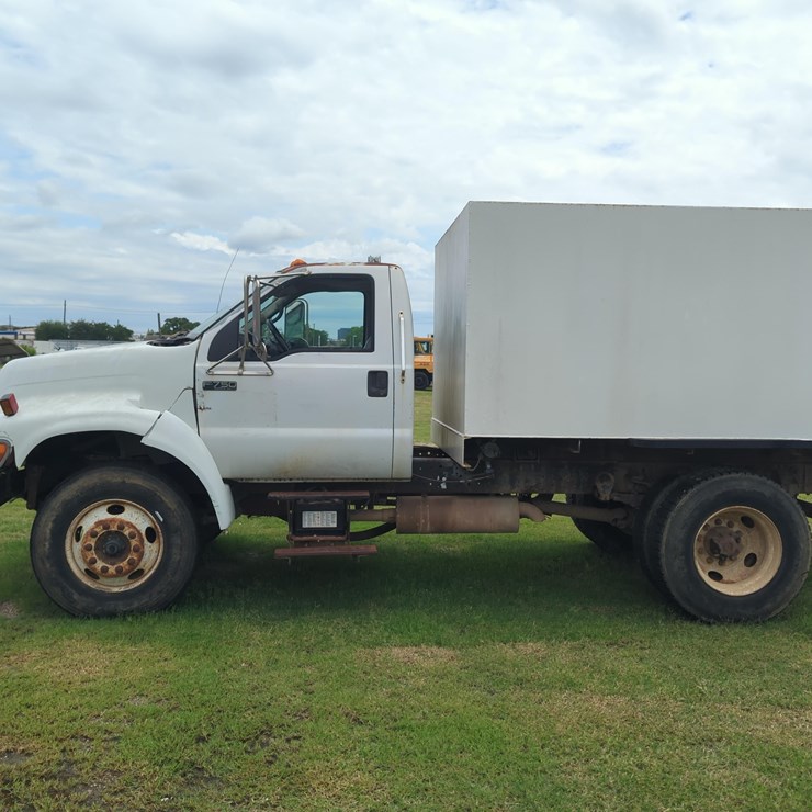 2000 FORD F750