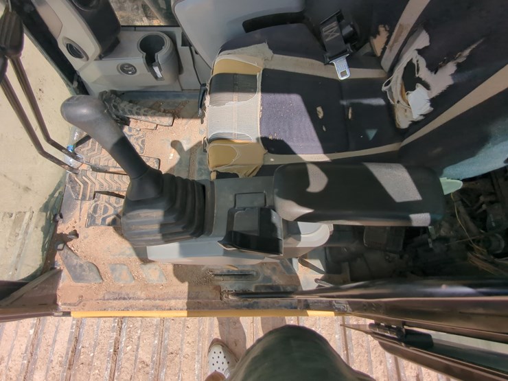 2017-caterpillar-349-image-21
