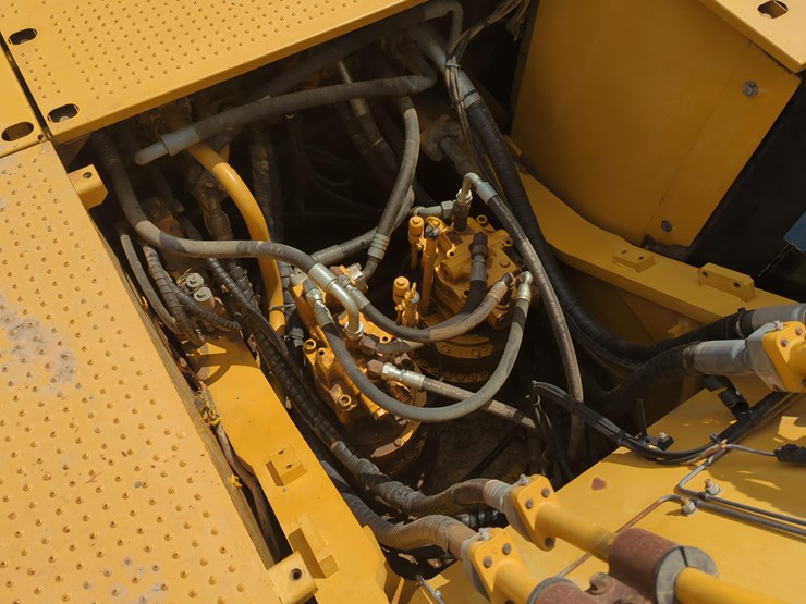 2017-caterpillar-349-image-15