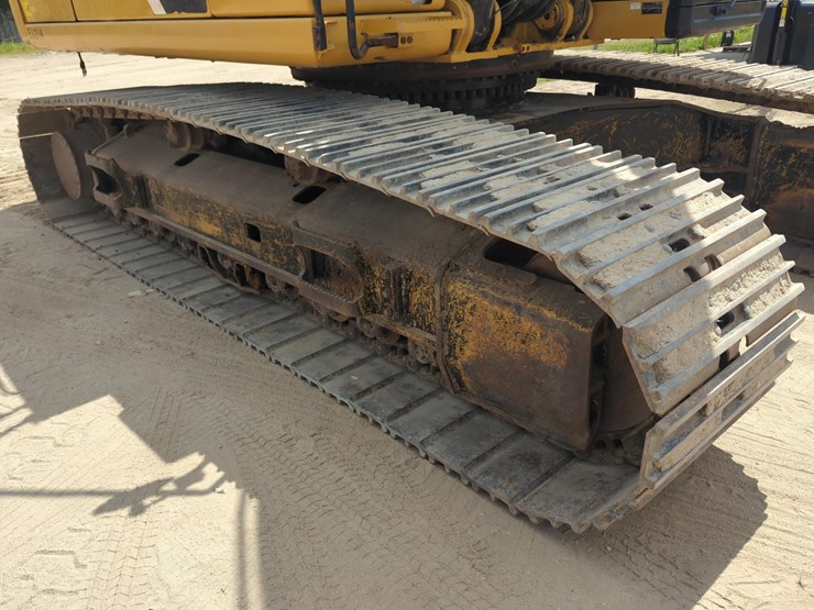 2017-caterpillar-349-image-9