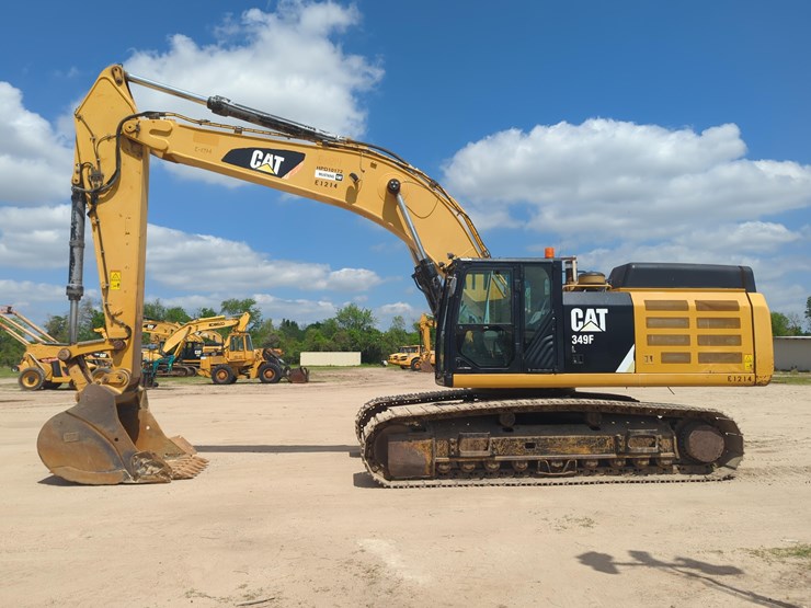 2017-caterpillar-349-image-1