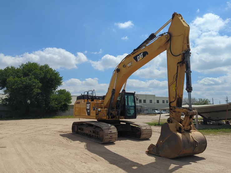 2017-caterpillar-349-image-3