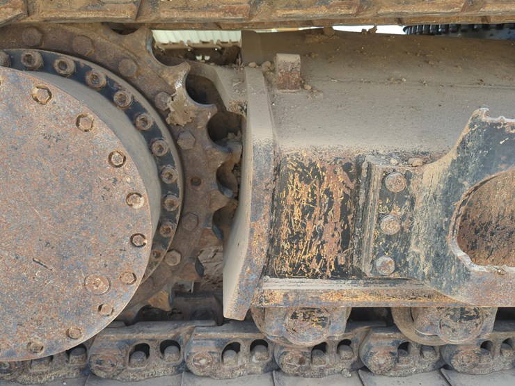 2017-caterpillar-349-image-10