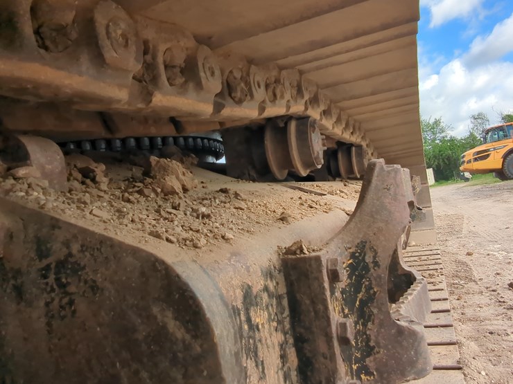 2017-caterpillar-349-image-11