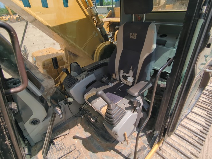 2017-caterpillar-349-image-19