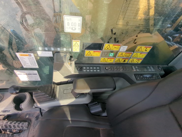 2019-caterpillar-352-f-image-23