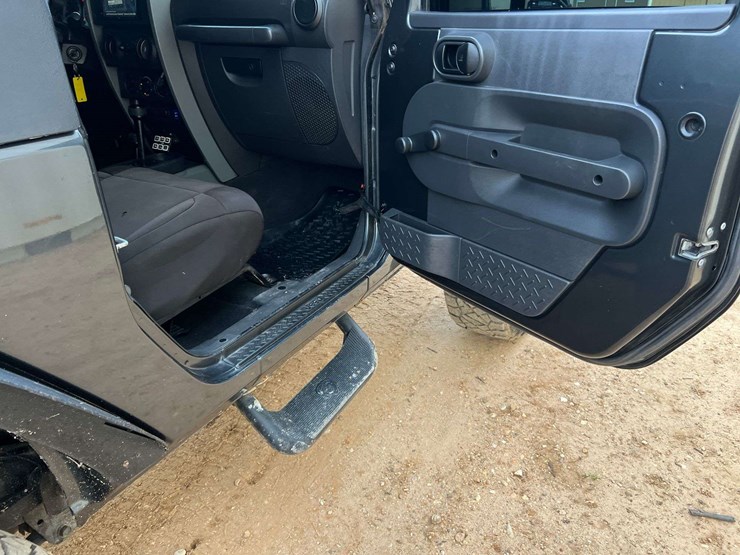 2010-jeep-wrangler-sport-image-39