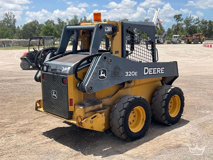 2015-deere-320e-image-3