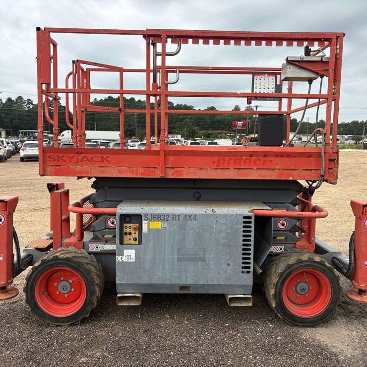 2014 SKYJACK SJ6832RT