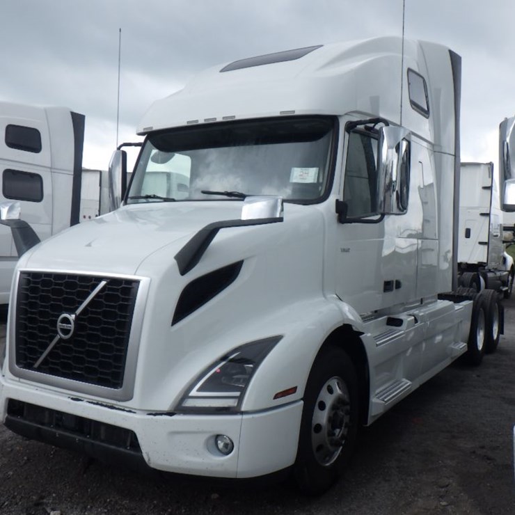 2023 VOLVO VNL660