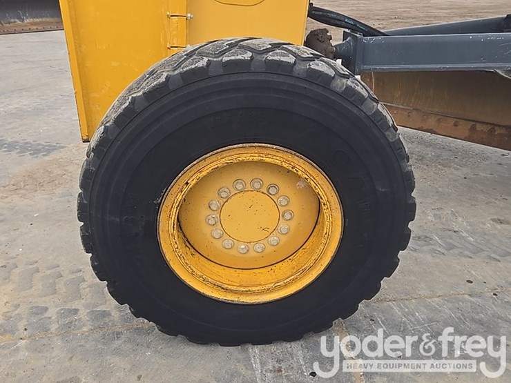 2011-deere-772g-image-9