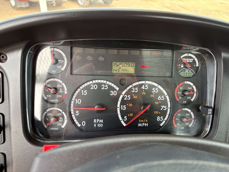 2013-freightliner-m2-106-image-16