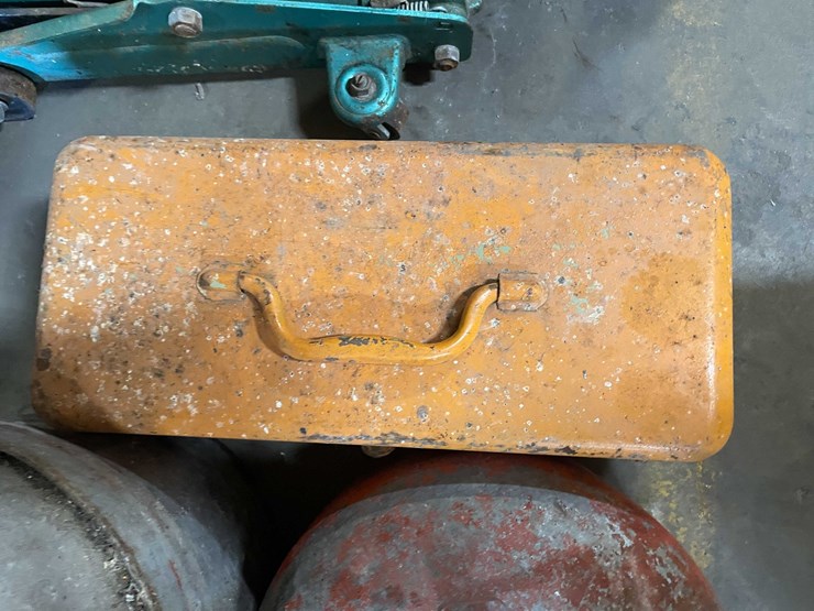 #2755-•-(3)-vintage-gas-cans-and-toolbox-(pr11)-image-4