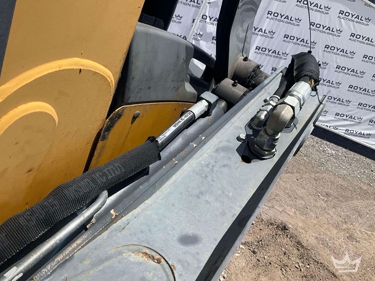 2015-deere-320e-image-14
