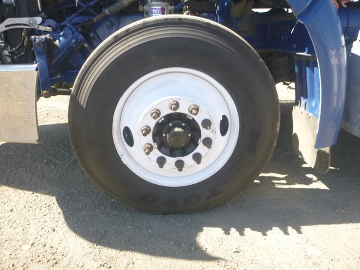 2013-peterbilt-384-image-18