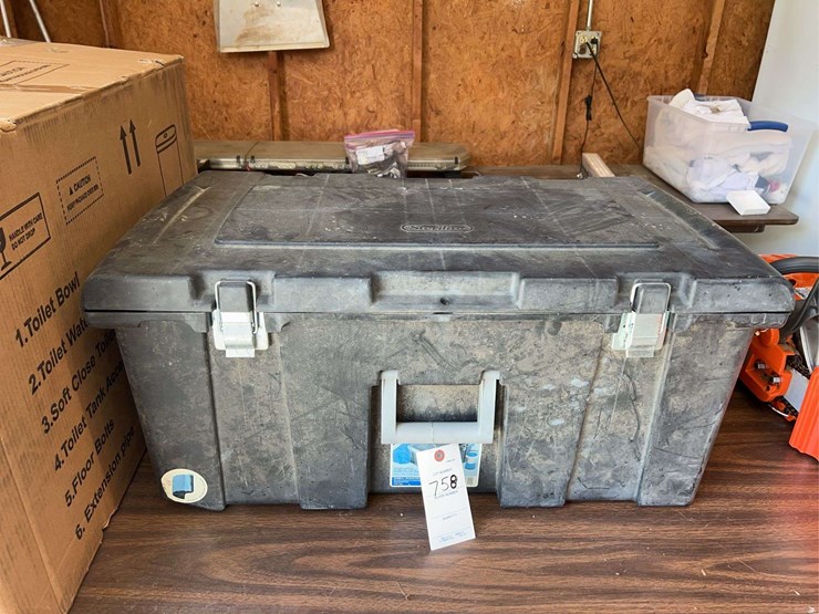 27-gallon-tote-with-locks-and-wheels-image-2