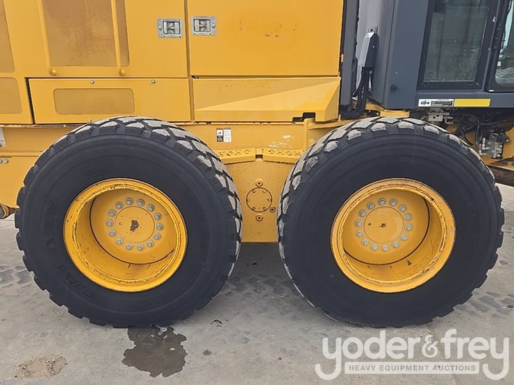 2011-deere-772g-image-12
