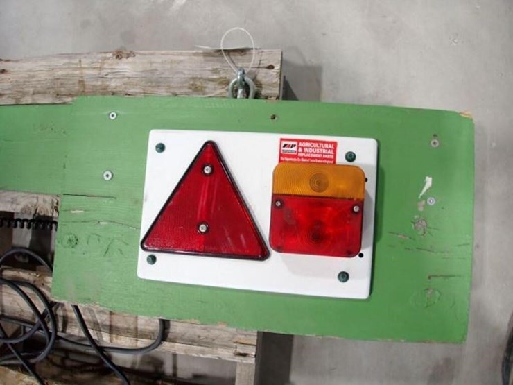 portable-hook-on-trailer-light/signal-bar-image-8