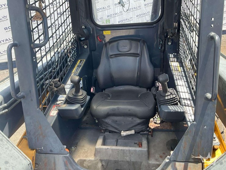 2015-deere-320e-image-6