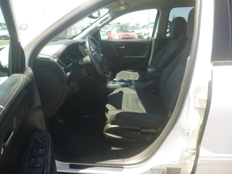 2013-gmc-acadia-image-8